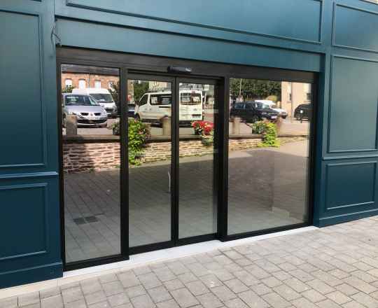 Porte automatique piétonne coulissante installée par FDM 35 en Ille-et-Vilaine